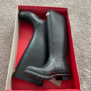 Black hunter boots